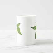 「葉っぱの避難所:ブドウの葉に覆われた小さな緑のカエル」 ボーンチャイナマグカップ (正面)