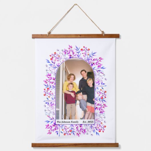 葉と果実の紫色のアーチの家族の写真 吊り下げ型タペストリー (正面)
