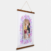 葉と果実の紫色のアーチの家族の写真 吊り下げ型タペストリー (傾斜あり)