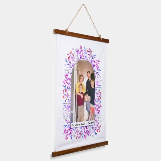葉と果実の紫色のアーチの家族の写真 吊り下げ型タペストリー (傾斜あり)