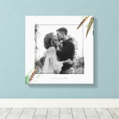 葉と羽のエンゲージメント写真 ウェディングデート キャンバスプリント (インサイチュ (ウッドフロア))