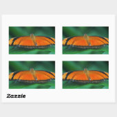 葉にいる明るいオレンジ色と黒の蝶 長方形シール (シート)