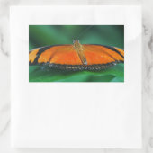 葉にいる明るいオレンジ色と黒の蝶 長方形シール (バッグ)