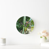 葉にしがみつく赤いトンボ ラウンド壁時計 (ホーム)