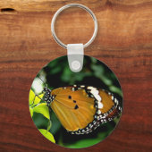 葉にオレンジ、黒と白の蝶 キーホルダー (正面)