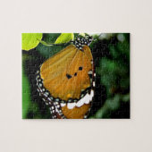 葉にオレンジ、黒と白の蝶 ジグソーパズル (横)