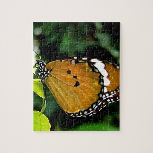 葉にオレンジ、黒と白の蝶 ジグソーパズル (縦)