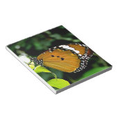 葉にオレンジ、黒と白の蝶 ノートパッド (アングル)