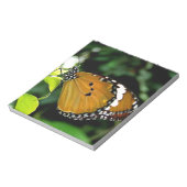 葉にオレンジ、黒と白の蝶 ノートパッド (回転)