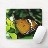 葉にオレンジ、黒と白の蝶 マウスパッド (マウス)