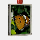 葉にオレンジ、黒と白の蝶 メタルオーナメント (右)