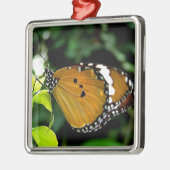 葉にオレンジ、黒と白の蝶 メタルオーナメント (左)