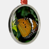 葉にオレンジ、黒と白の蝶 メタルオーナメント (右)