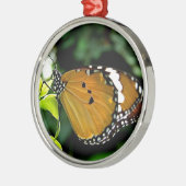 葉にオレンジ、黒と白の蝶 メタルオーナメント (左)