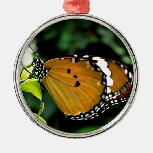 葉にオレンジ、黒と白の蝶 メタルオーナメント (正面)