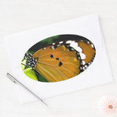 葉にオレンジ、黒と白の蝶 楕円形シール (封筒)