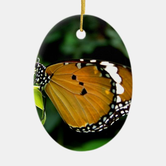 葉にオレンジ、黒、白の蝶 セラミックオーナメント (正面)