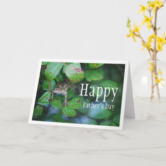 葉に囲まれた池のカエルの肖像画 カード (黄色い花)