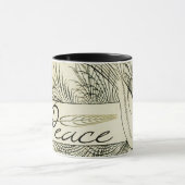 葉に囲まれた美しいヴィンテージの白い鳩 マグカップ (中央)