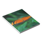 葉に鮮やかなオレンジと黒い蝶 ノートパッド (アングル)