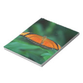 葉に鮮やかなオレンジと黒い蝶 ノートパッド (回転)