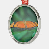 葉に鮮やかなオレンジと黒い蝶 メタルオーナメント (左)