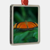 葉に鮮やかなオレンジと黒い蝶 メタルオーナメント (右)