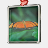 葉に鮮やかなオレンジと黒い蝶 メタルオーナメント (左)
