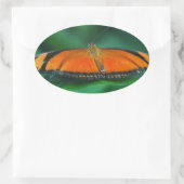 葉に鮮やかなオレンジと黒い蝶 楕円形シール (バッグ)