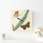 葉のまわりでなびいているカラフルな蝶 スクエア壁時計 (ホーム)