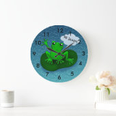 葉のカエルのイラストレーションの漫画 ラージ壁時計 (ホーム)