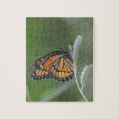 葉の上で休む蝶 ジグソーパズル (縦)