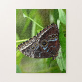 葉の上に座るダークバタフライ ジグソーパズル (縦)