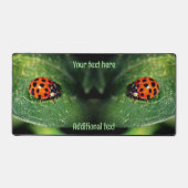 葉の上のラディバグのクローズアップパーソナライズされた デスクマット (正面)