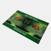 葉の上のラディバグのクローズアップパーソナライズされた ドアマット (アングル)