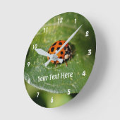 葉の上のラディバグ自然 ラウンド壁時計 (傾斜)