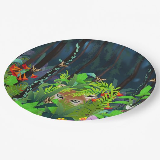 葉の中に隠れている ペーパープレート (アングル)