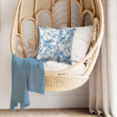 葉の中のシノワズリーブルーと白い鳥のフローラ クッション