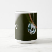 葉の先端の水滴(イニシャル付き)写真撮影 コーヒーマグカップ (中央)