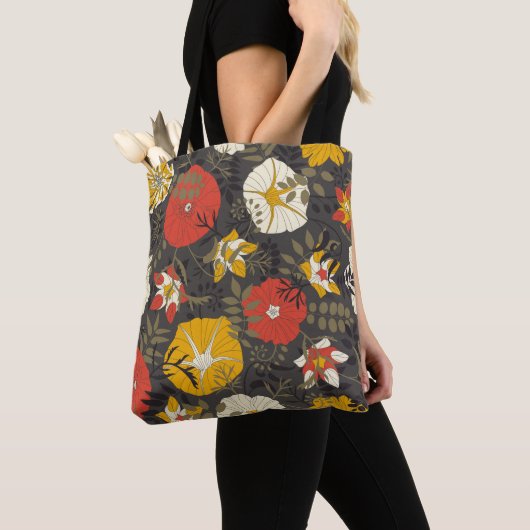 ～葉の暗い背景に描かれた漫画のと花 トートバッグ (クローズアップ)