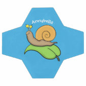 葉の漫画の上の可愛い、幸せなカタツムリイラストレーション サッカーボール (フラット)