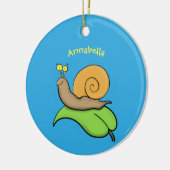 葉の漫画の上の可愛い、幸せなカタツムリイラストレーション セラミックオーナメント (左)