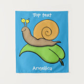 葉の漫画の上の可愛い、幸せなカタツムリイラストレーション タペストリー (正面)