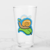葉の漫画の上の可愛い、幸せなカタツムリイラストレーション タンブラーグラス (正面)