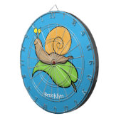 葉の漫画の上の可愛い、幸せなカタツムリイラストレーション ダーツボード (正面右)