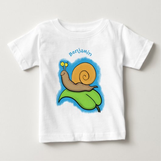 葉の漫画の上の可愛い、幸せなカタツムリイラストレーション ベビーTシャツ (正面)