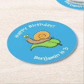 葉の漫画の上の可愛い、幸せなカタツムリイラストレーション ラウンドペーパーコースター (アングル)