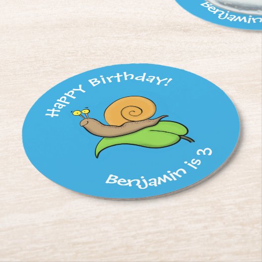 葉の漫画の上の可愛い、幸せなカタツムリイラストレーション ラウンドペーパーコースター (アングル)