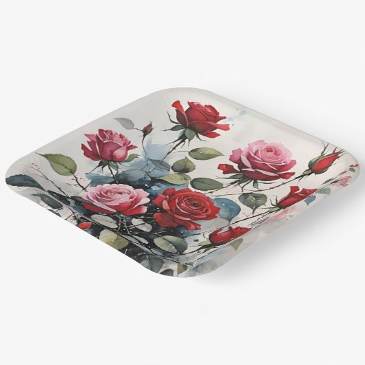 葉の長い茎の赤とピンクのバラ ペーパープレート (傾斜あり)