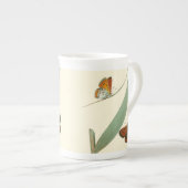 葉カラフルを舞うのまわりに蝶 ボーンチャイナマグカップ (正面右)